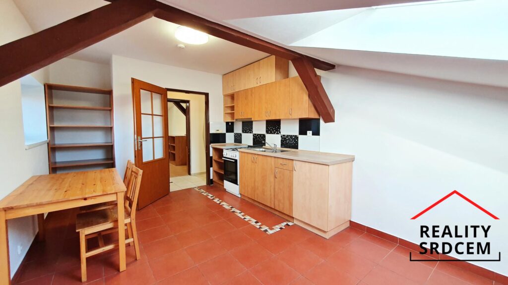 Podnájem částečně zařízeného podkrovního bytu 2+kk, 39 m2, ul. Míru, Frýdek-Místek