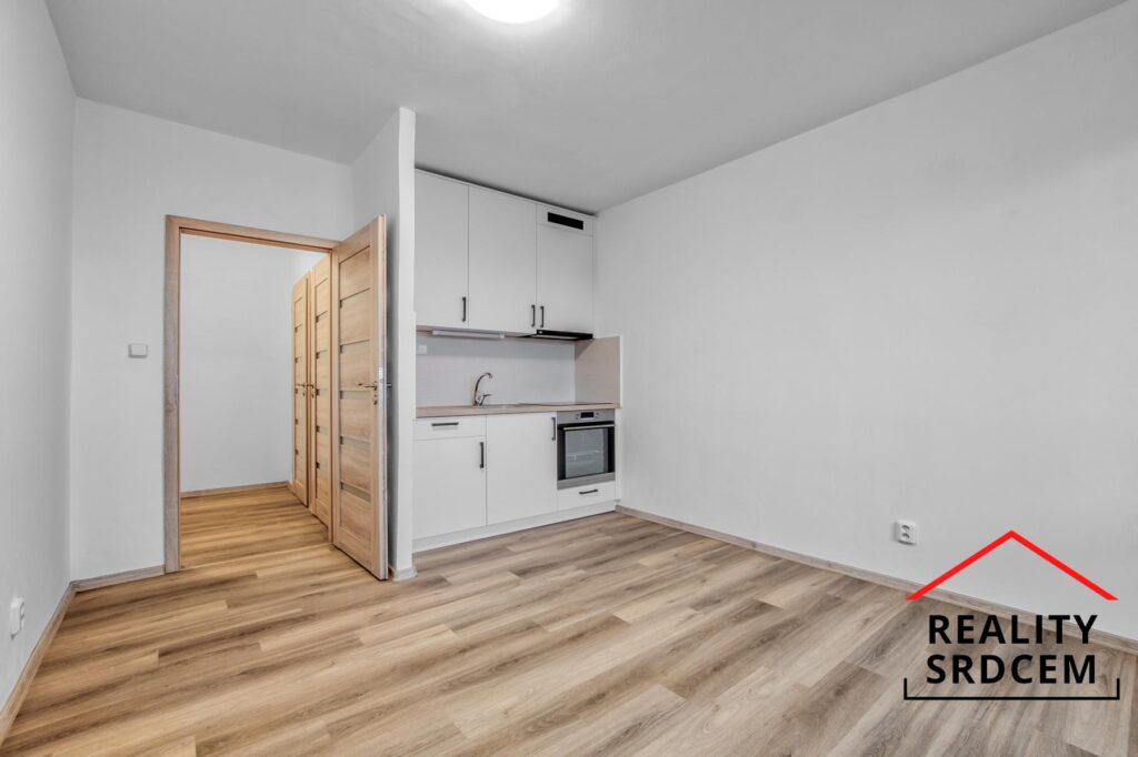 Podnájem zrekonstruovaného družstevního bytu 2+kk se dvěma lodžiemi, 44 m2, ul. Okružní, Český Těšín