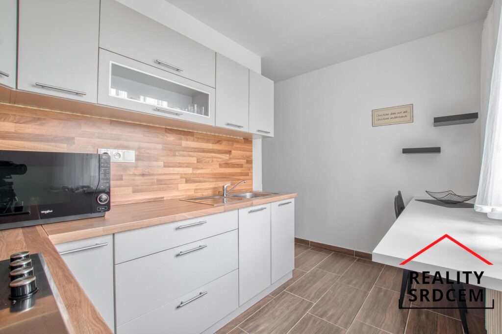 Pronájem zrekonstruovaného, nezařízeného bytu 2+1 s lodžií, 56 m2, ul. Frýdlantská, Frýdek-Místek