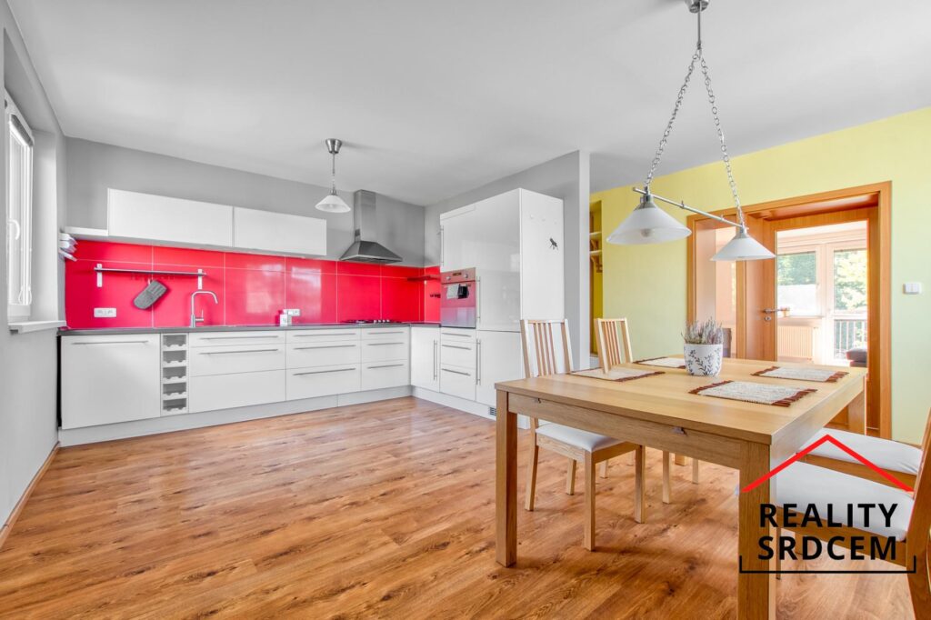 Pronájem zrekonstruovaného bytu 2+1 s jídelnou, lodžií a se zahradou, 116 m2, Nýdek u Třince