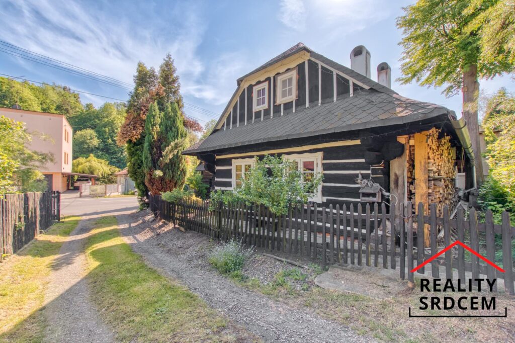 Prodej historické roubenky 4+1 s hospodářskou budovou a rybníkem, obec Metylovice