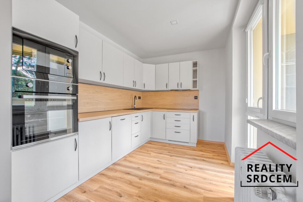 Pronájem zrekonstruovaného bytu 2+kk se šatnou a dvěma lodžiemi, 64 m2, ul. I. Šustaly, Kopřivnice