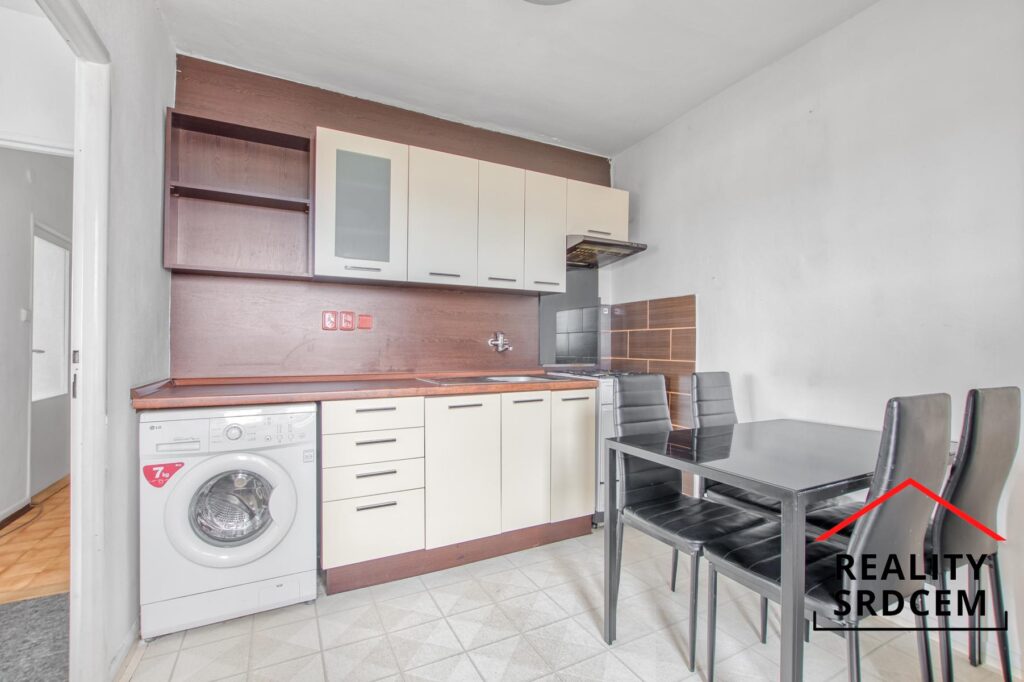 Pronájem částečně zařízeného bytu 2+1 s balkónem, 54 m2, ul. Jaroslava Lohrera, Frýdek-Místek