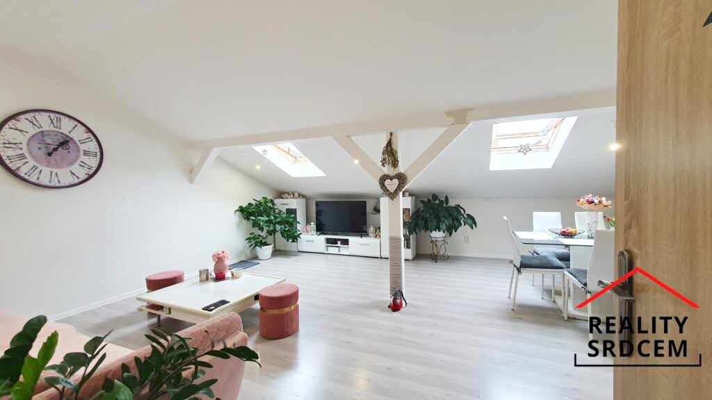 Pronájem nezařízeného podkrovního bytu 4+kk, 95 m2, ul. Nivnická, Ostrava-Mariánské Hory