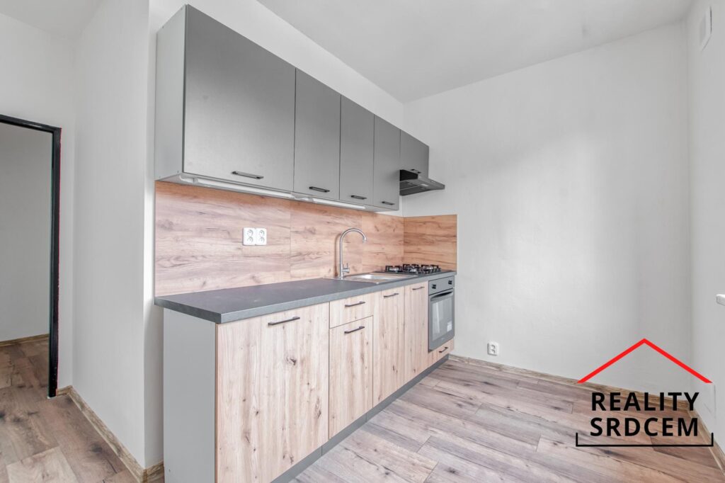 Pronájem částečně zrekonstruovaného bytu 2+1 s lodžií, 51 m2, ul. 28. října, Frýdek-Místek