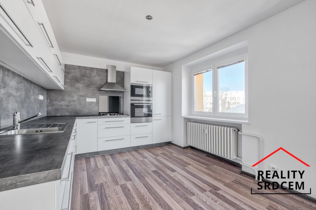 Pronájem zrekonstruovaného bytu 2+1 s francouzskými dveřmi, 47 m2, ul. Puškinova, Frýdek-Místek