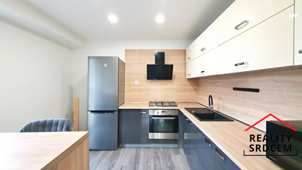 Podnájem částečně zařízeného bytu 2+1 s balkónem, 49 m2, ul. Jaroslava Lohrera, Frýdek-Místek