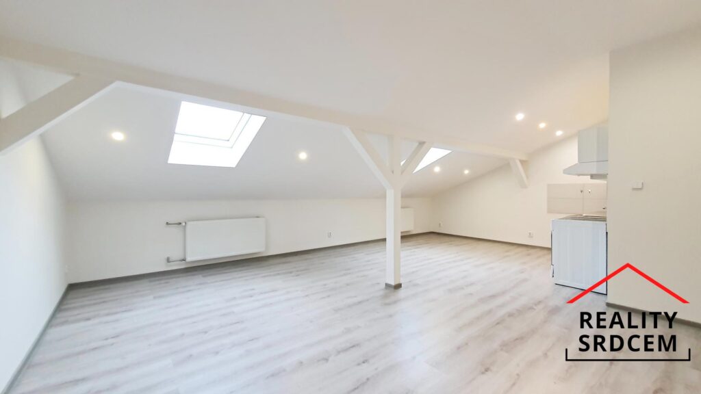 Pronájem podkrovního bytu 4+kk, 95 m2, ul. Nivnická, Ostrava-Mariánské Hory