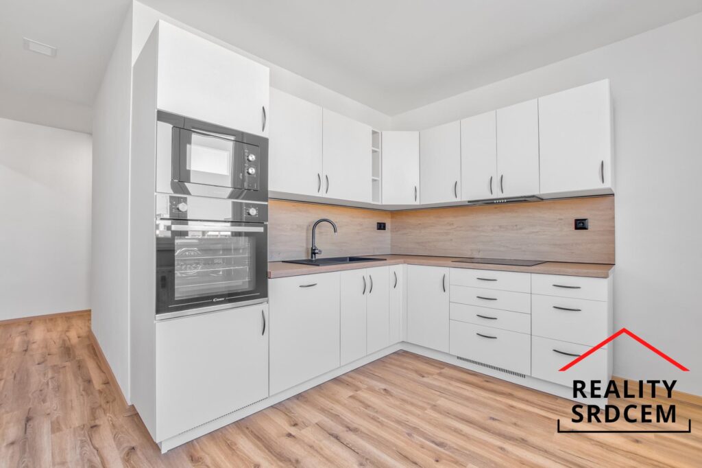 Pronájem moderně zrekonstruovaného bytu 2+1 se šatnou a lodžií, 59 m2, ul. Bruzovská, Frýdek-Místek