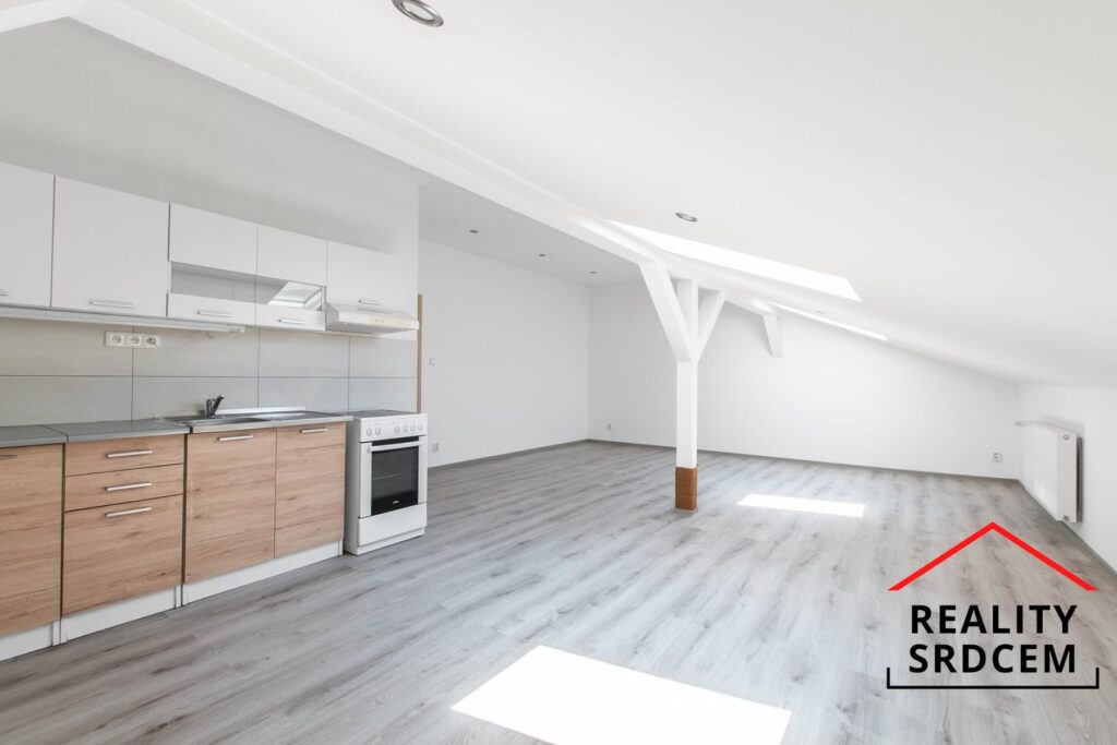 Pronájem podkrovního bytu 4+kk s garáží, 95 m2, ul. Nivnická, Ostrava-Mariánské Hory