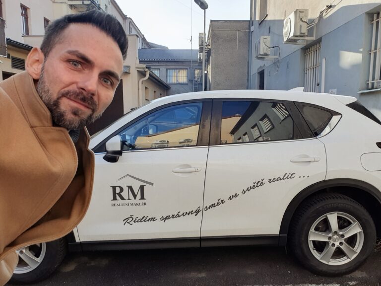 Sledujte mě na sociálních sítích 1